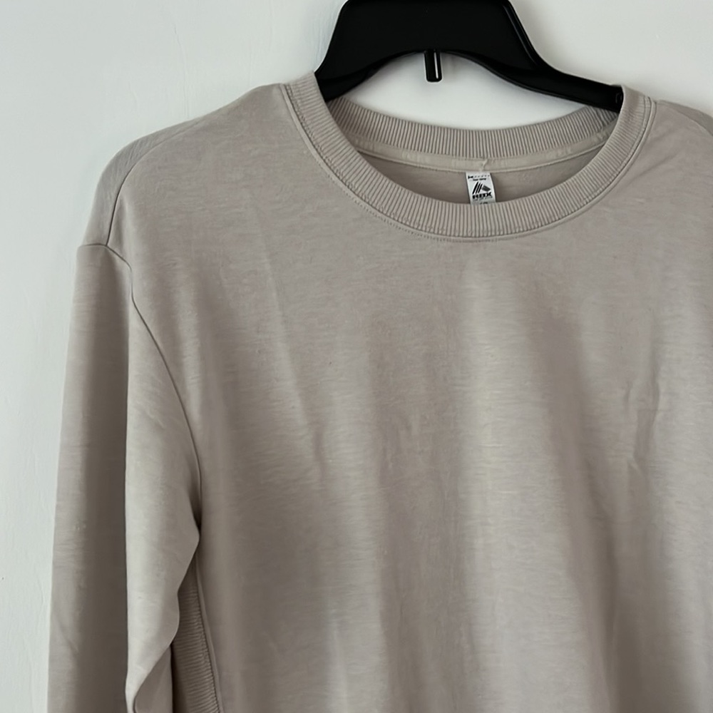 NWT Soft Rounded Hem Tee with Thumb Holes - Picture 7 of 13